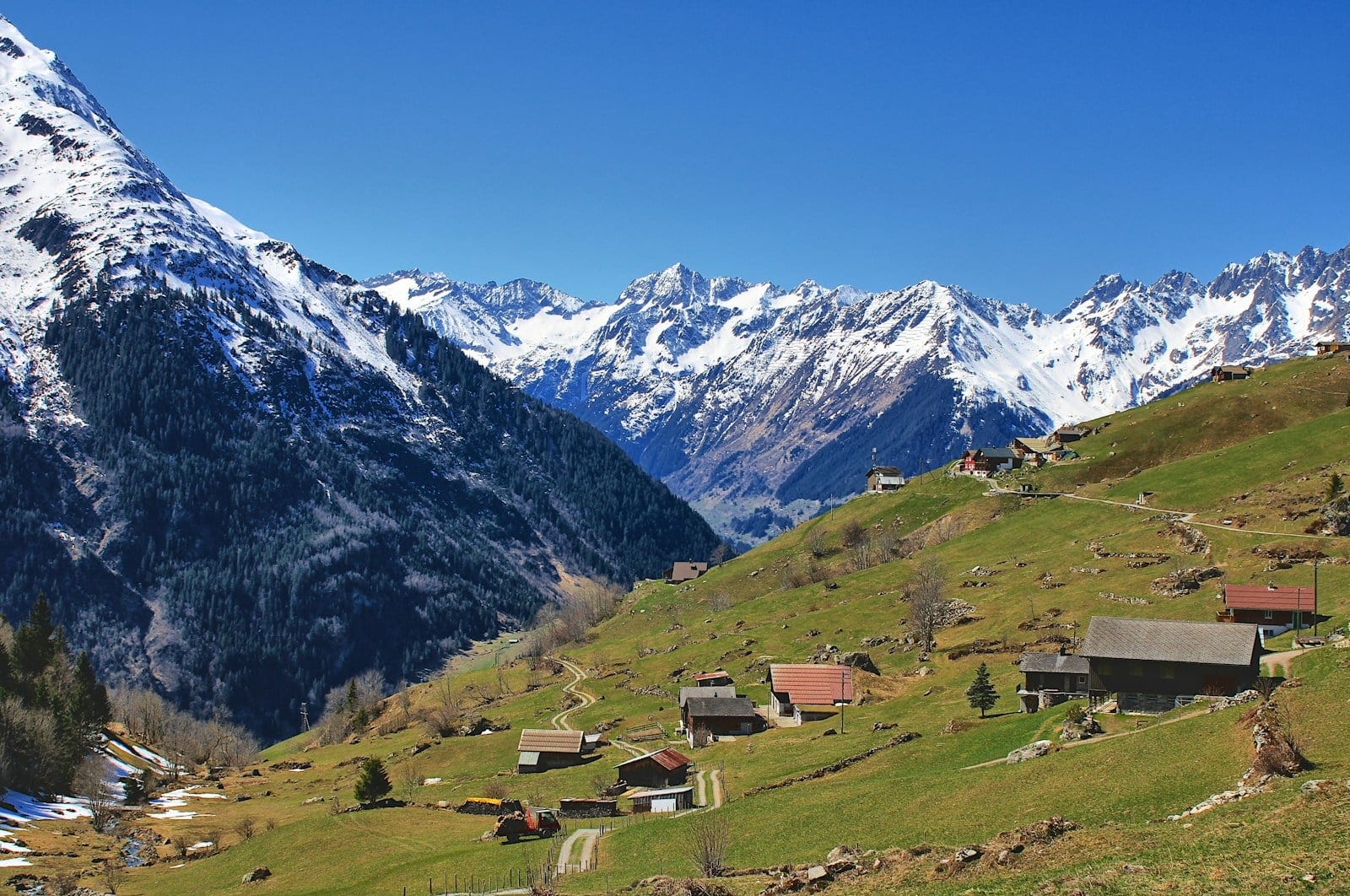 Chalets et sommets enneigés des Alpes en Savoie