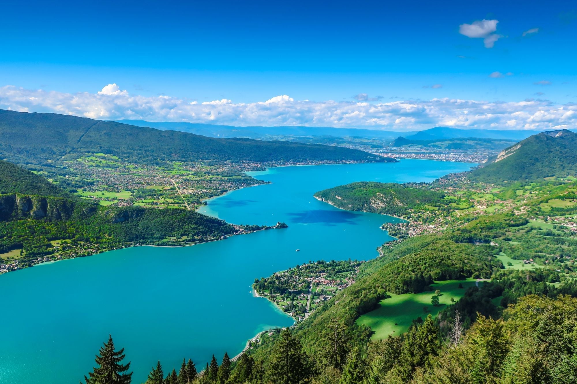 Vue aérienne du lac d'Annecy entre les montagnes de Haute-Savoie